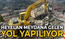 Heyelan meydana gelen yol yapılıyor