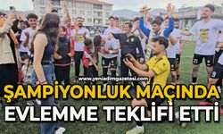 Şampiyonluk maçında futbolcudan, kız arkadaşına evlilik teklifi