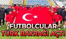 Futbolcular Türk Bayrağı açtı