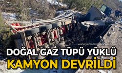 Doğalgaz tüplerinin bulunduğu kamyon devrildi