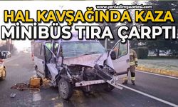 Hal kavşağında kaza: Minibüs tıra çarptı