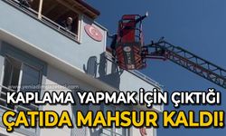 Kaplama yapmak için çıktığı çatıda mahsur kaldı