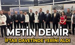 Bakan Alparslan Bayraktar'ın katıldığı iftar programında Metin Demir de yerini aldı