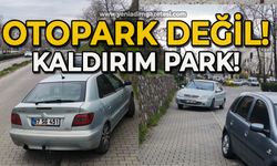 Sorumsuz sürücü kaldırıma park etti, yayalar zorluk yaşadı