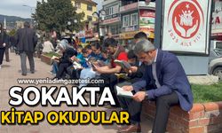 Öğrenciler sokakta kitap okuyarak arkındalık oluşturdu