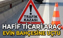 Kavşakta kaza yapan araç evin bahçesine uçtu