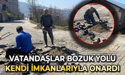 Zonguldak'ta vatandaşlar, bozuk yolu kendi imkanlarıyla onardı