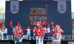 Çocuklardan renkli bando gösterisi