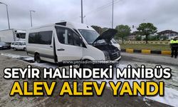 Seyir halindeki minibüs alev aldı