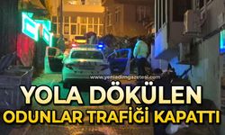 Yola dökülen odunlar trafiği kapattı