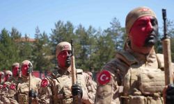 Komandolar 19 Mayıs gösterisi ile hayran bıraktı