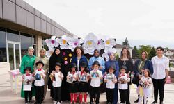 Miniklerden annelerine özel gösteri