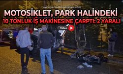 Motosiklet, park halindeki 10 tonluk iş makinesine çarptı: 2 yaralı