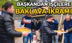 Başkan işçilere baklava ikram etti