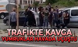 Trafikte tekme yumruklar havada uçuştu