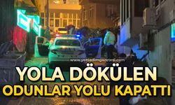 Yola dökülen odunlar trafik akışını engelledi