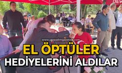 El öpüp hediyelerini aldılar