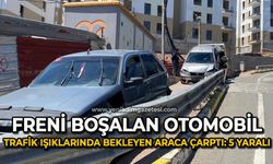 Freni boşalan otomobil trafik ışıklarında bekleyen araca çarptı: 5 yaralı