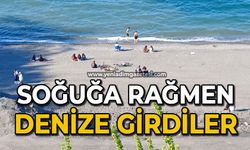 Soğuğa aldırmadan denize girdiler