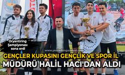 Gençler kupasını Gençlik ve Spor İl Müdürü Halil Hacı'dan aldı