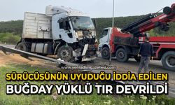 Sürücüsünün uyuduğu iddia edilen buğday yüklü tır devrildi