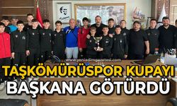Taşkömürüspor kupayı başkana götürdü