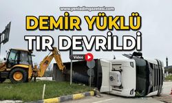 Demir yüklü tır devrildi
