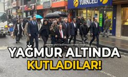 Yağmur altında kutladılar!