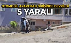 Otomobil apartman girişinde devrildi: 5 yaralı