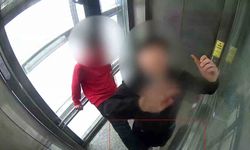 Bindiği asansörün kabin kasetine tekme atarak kırdı