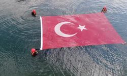 Jandarma 186. yılını böyle kutladı: Gölün içinde Türk bayrağı açtılar