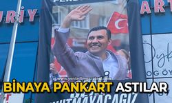 Binaya pankart astılar