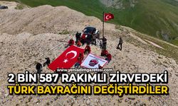 2 bin 587 rakımlı zirvedeki Türk bayrağını değiştirdiler