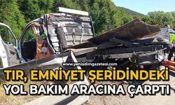 Tır, emniyet şeridindeki yol bakım aracına çarptı: 2 yaralı