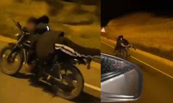 Yüzüstü yatarak motosiklet kullandı