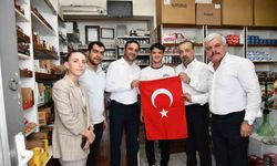 Esnafa Türk bayrağı dağıtıldı