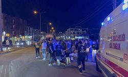 Ters şeritten U dönüşü yapan otomobil motosikletle çarpıştı: 2 yaralı
