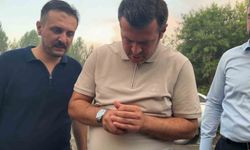 Yangında etkilenen serçeye elleriyle su verdi