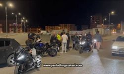 Akrobasi hareketleri yapan motosikletliler sivil trafik ekiplerine takıldı