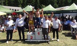 Güreşte birinci olan minik sporcu