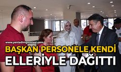 Başkan personele kendi elleriyle dağıttı