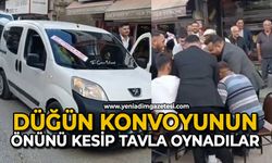 Düğün konvoyunun önünü kesip tavla oynadılar