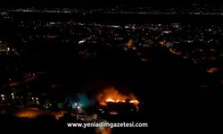 Çalılık alanda çıkan yangın geceyi aydınlattı
