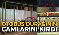 Otobüs durağının camlarını kıran şahıs kamerada