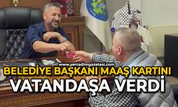 Belediye Başkanı maaş kartını vatandaşa verdi