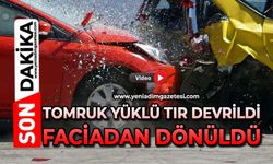 Tomruk yüklü tır devrildi, faciadan dönüldü