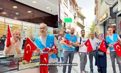 Esnafa ve vatandaşlara binlerce bayrak dağıtıldı