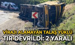 Virajı alamayan talaş yüklü tır devrildi: 2 yaralı