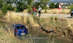 Sulama kanalına uçan otomobil, vinçle çıkarıldı
