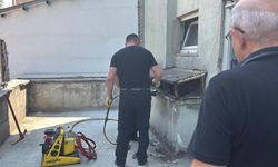 İş hanının havalandırma boşluğuna düşen kediyi kurtarmak için seferber oldular